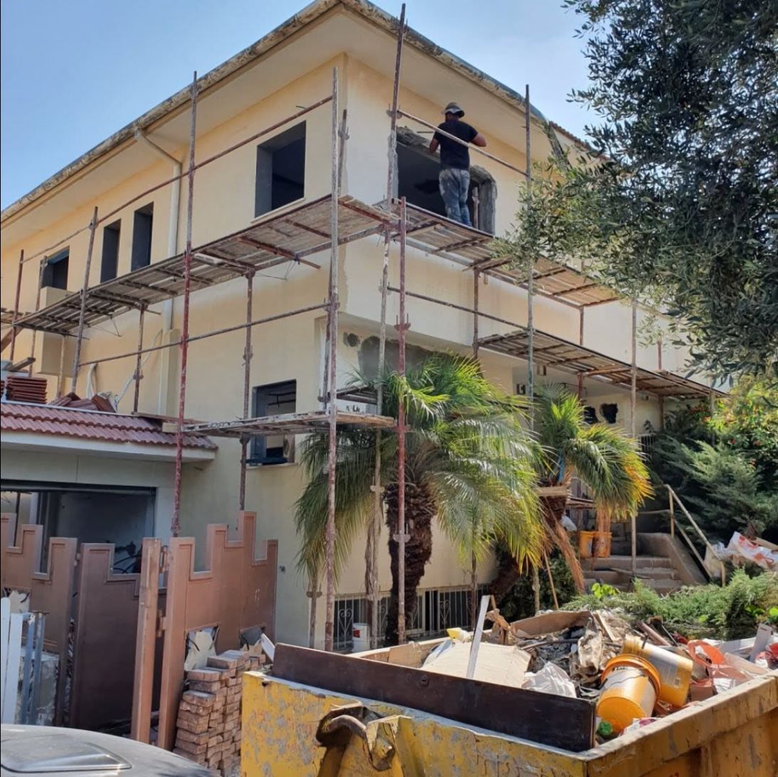 שיפוץ חזית בית פרטי דו־קומתי עם פיגומים