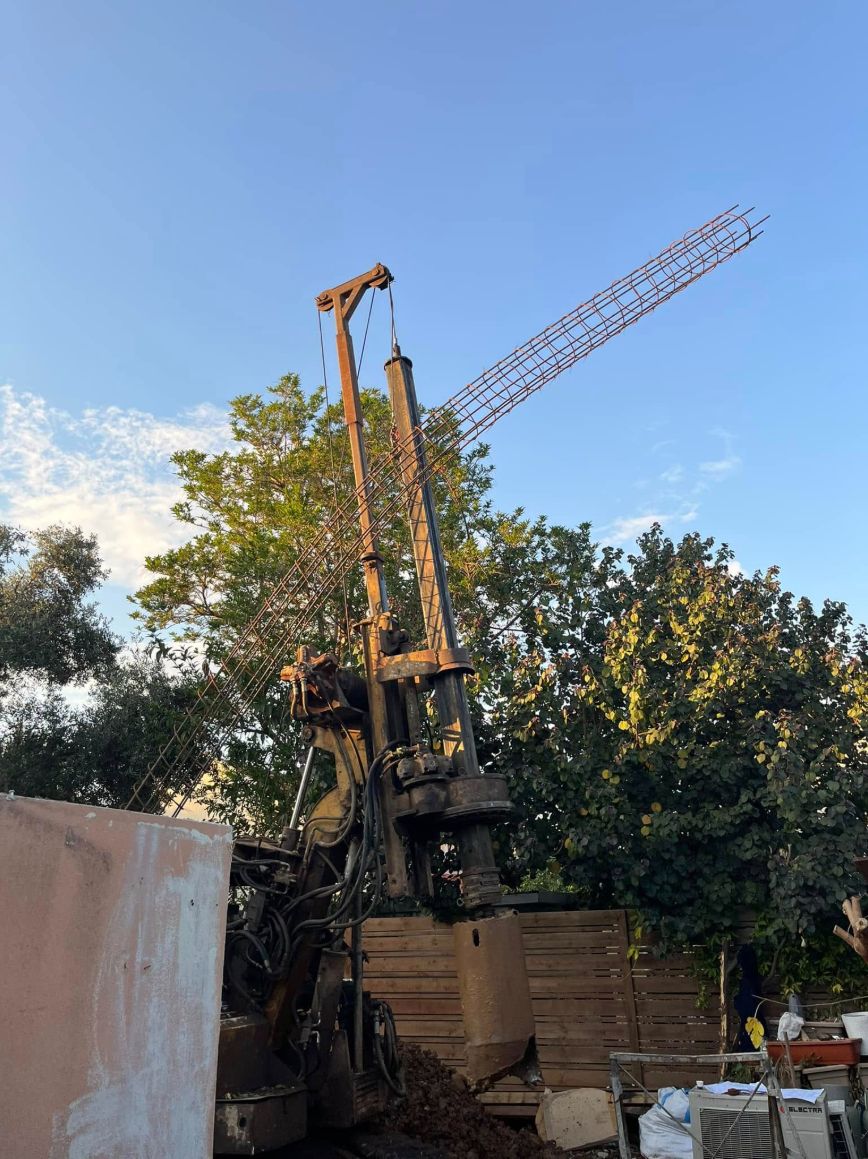 הנפת כלוב ברזל לכלונס באתר בנייה