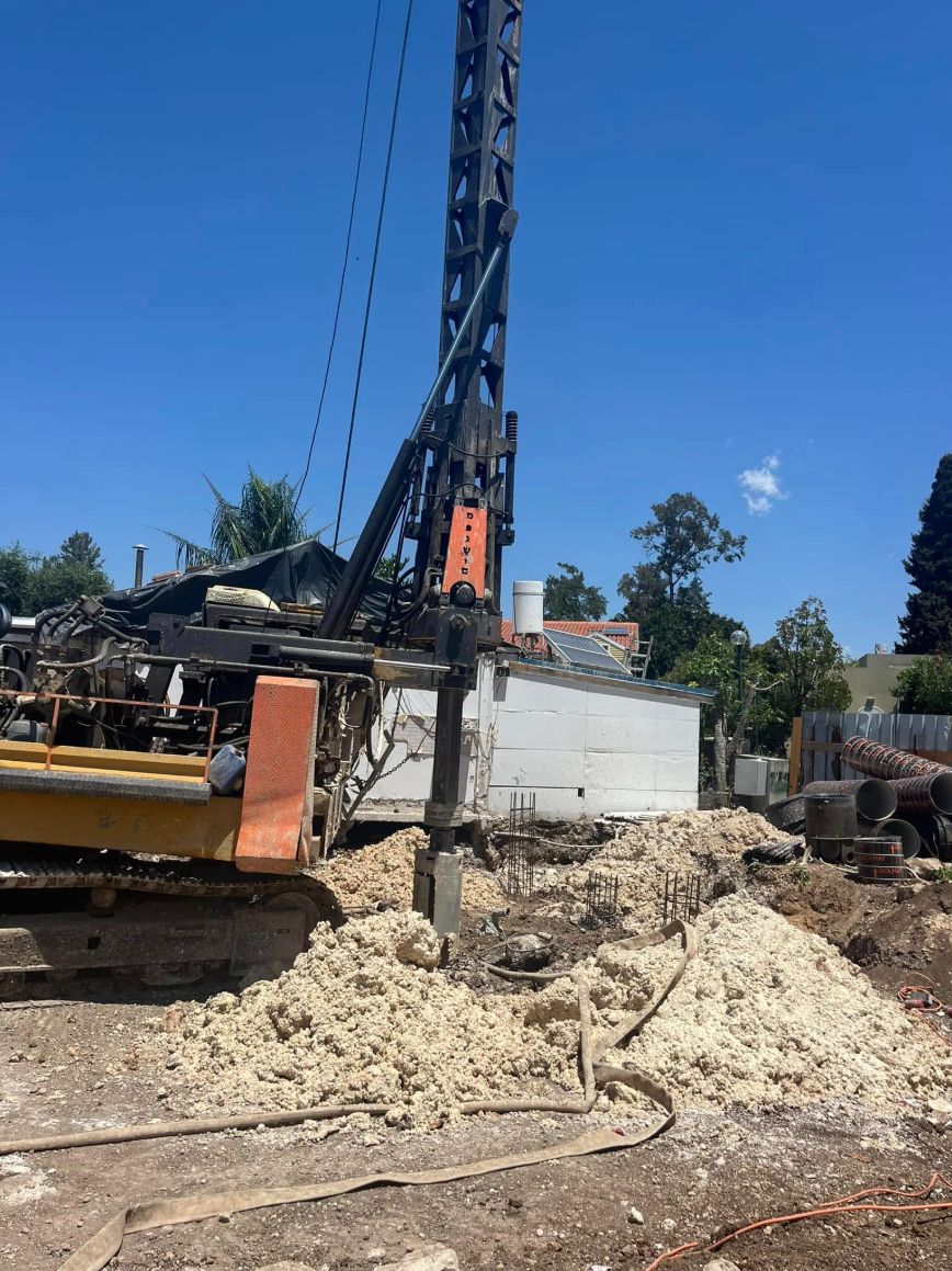 מכונת קידוח כלונסאות באתר בנייה פרטי